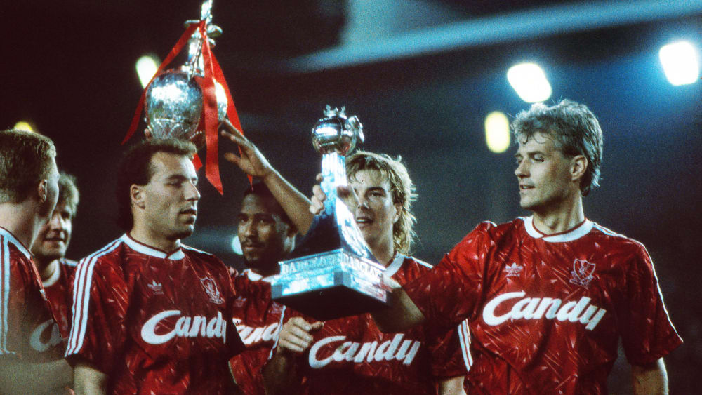 Das vorerst letzte Mal: Liverpools Spieler Ronnie Rosenthal, Barry Venison und Glenn Hysen (v. li.) mit der englischen Meistertroph&#228;e 1990.