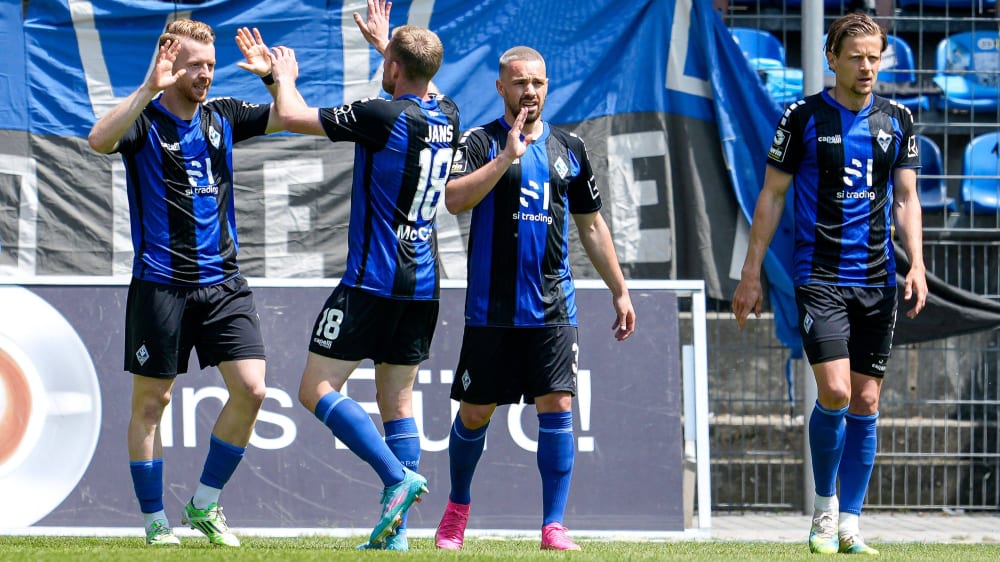 Der SV Waldhof Mannheim hat sich mit einem Sieg in die Sommerpause verabschiedet - das erste Tor erzielte Dominik Martinovic (li.).