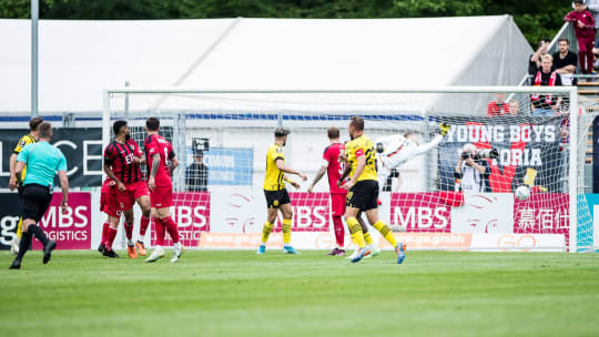 Chancenlos: Bei Can Özkans Traumtor zum 1:0 streckte sich Viktoria-Schlussmann Ben Voll (in Weiß) vergebens.