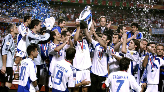 Ein Bild, mit dem keiner gerechnet hatte: Griechenland feiert 2004 in Lissabon den EM-Titel.