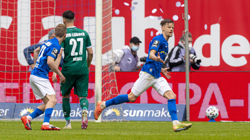 Hansa Rostocks Bentley Bexter Bahn (re.) traf in seinem 200. Drittligaspiel entscheidend und bescherte der Kogge den Aufstieg in die 2. Liga.