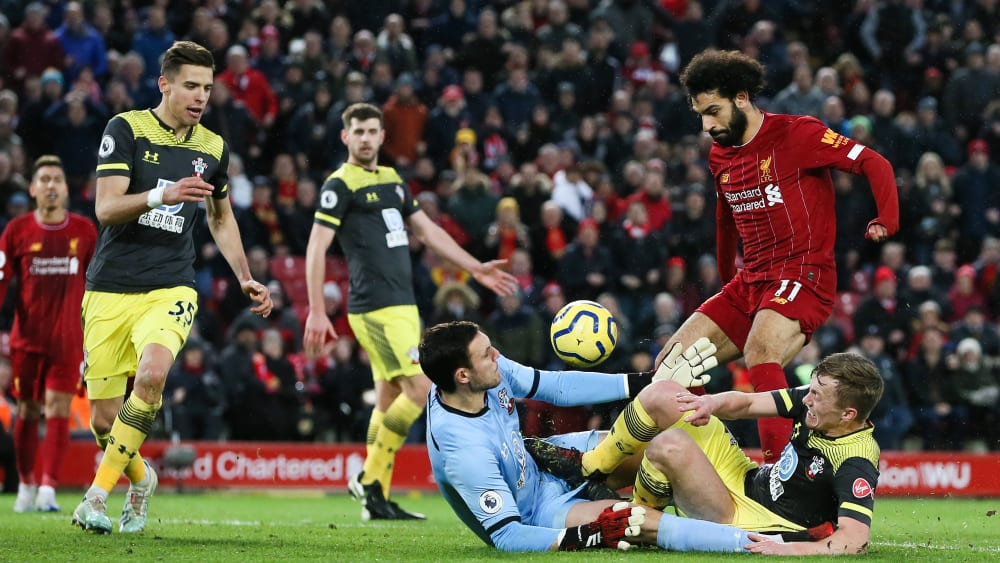 Selbst dieser Ball landet irgendwie im Tor Southamptons: Liverpools Mohamed Salah erzielt den 4:0-Endstand.