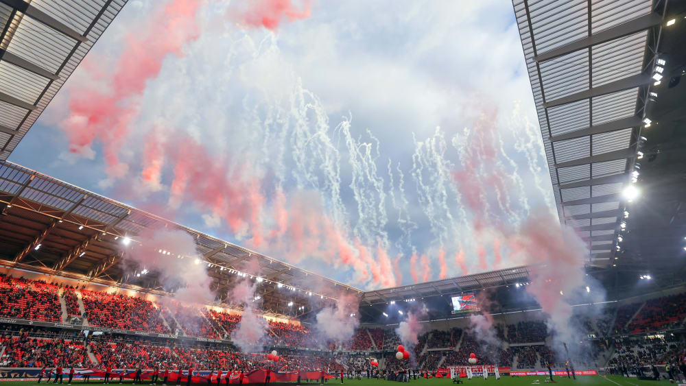 Ein Feuerwerk bei der Eröffnung des neuen Freiburger Europa-Park-Stadions.