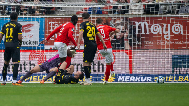 Halle, Deutschland 18. Mai 2024:
3.Liga - 2023/2024 - Hallescher FC vs. Borussia Dortmund II

rechts Meris Skenderovic (Halle) macht das Tor zum 1:1. 
Mit im Bild v.li. Justin Butler (Dortmund II), Torhueter Marcel Lotka (Dortmund II), Tarsis Bonga (Halle) und Julian Hettwer (Dortmund II) 


///  DFB regulations prohibit any use of photographs as image sequences and/or quasi-video. ///