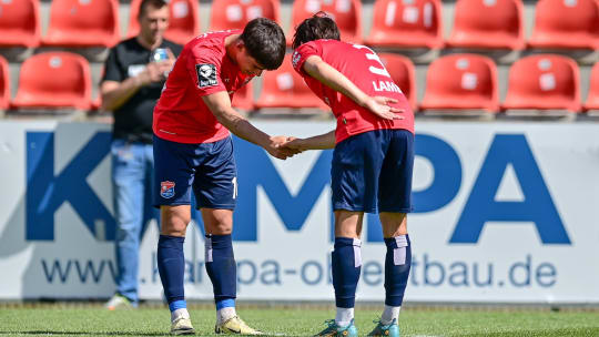 Zum Verneigen: Aaron Keller (links) glänzte beim 4:1-Sieg gegen Lübeck mit vier Torbeteiligungen.