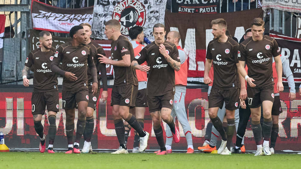 Jubel in braun: St. Pauli dreht das Spiel in Magdeburg.