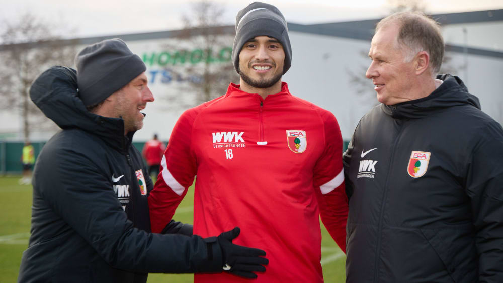 Neuer Rekordtransfer des FC Augsburg: Ricardo Pepi, hier umringt von Trainer Markus Weinzierl (li.) und Geschäftsführer Stefan Reuter.&nbsp;