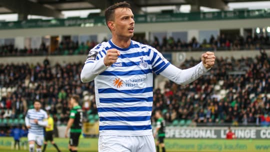 Duisburgs Petar Sliskovic jubelt über eines seiner beiden Tore in Münster.