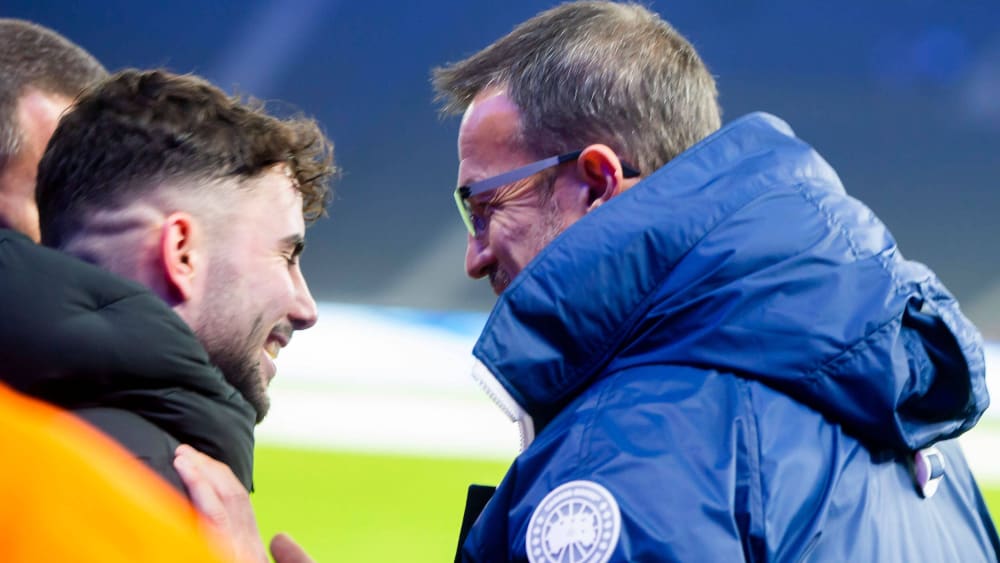 Grund zur Freude: Marco Richter (li.) und Fredi Bobic zeigen sich nach dem Sieg über Dortmund erleichtert.