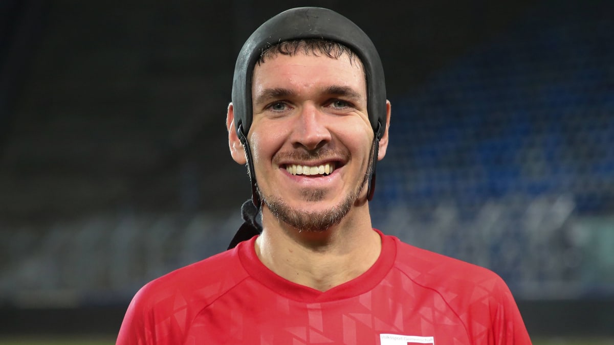 VSG-Abr-umer-Ro-bach-Der-umg-ngliche-Typ-mit-dem-Carbon-Schutzhelm