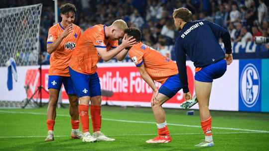 Guille Bueno (li.) feierte gegen den FC Schalke 04 sein Startelf-Debüt für Darmstadt 98.