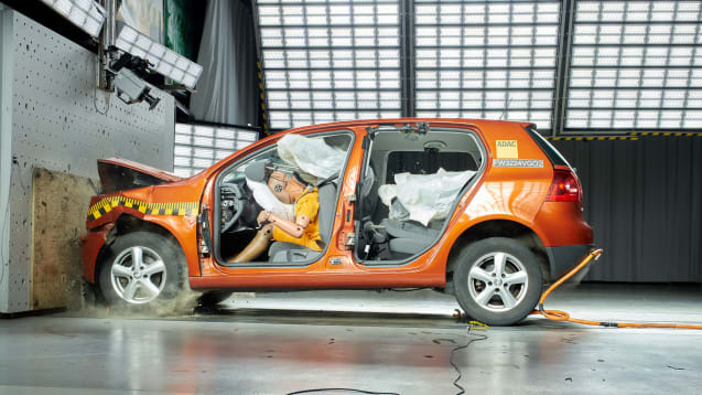 Crashtest: Der Dummy wird von einem nach vorne katapultierten Reifen heftig am Kopf getroffen. Würde es sich um einen Menschen handelt, trüge er schwere Verletzungen davon.