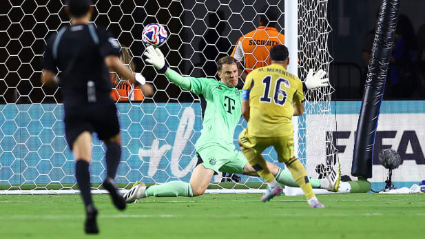 Miguel Merentiel trifft gegen Manuel Neuer.