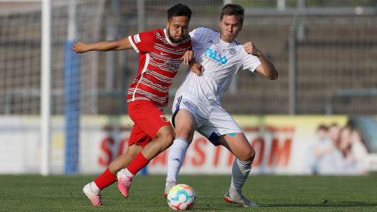 Nicht vom Ball zu trennen: Achitpol Keereerom (rot) liefert beim FC Augsburg II überzeugende Leistungen ab.