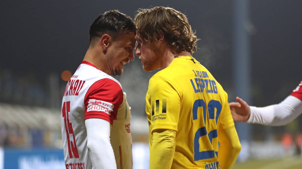 Cevis-Kopfsto-wird-Lok-zum-Verh-ngnis-Zwickau-jubelt-beim-dezimierten-Herbstmeister