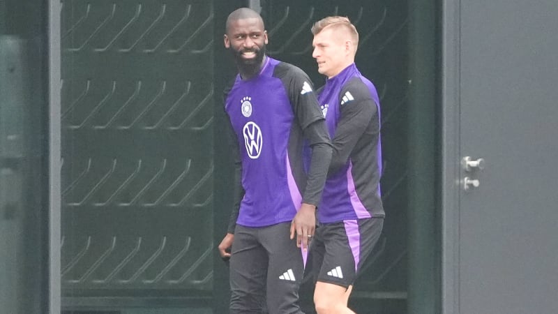 Antonio Rüdiger (Deutschland Germany) kommt mit Toni Kroos (Deutschland Germany) - Frankfurt 19.03.2024: Training der Nationalmannschaft *** Antonio Rüdiger Germany Germany comes with Toni Kroos Germany Germany Frankfurt 19 03 2024 Training of the national team