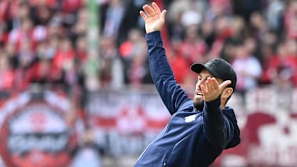 Während des Spiels auch gerne mal gestenreich unterwegs: SCP-Coach Ralf Kettemann.