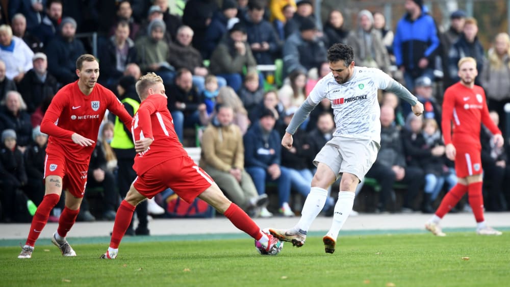 Ein Stratege, der keinen Zweikampf scheut: Ex-Profi Manuel Schmiedebach (weißes Trikot) spielt beim SV Grün-Weiß Ahrensfelde auf der Sechs eine zentrale Rolle.