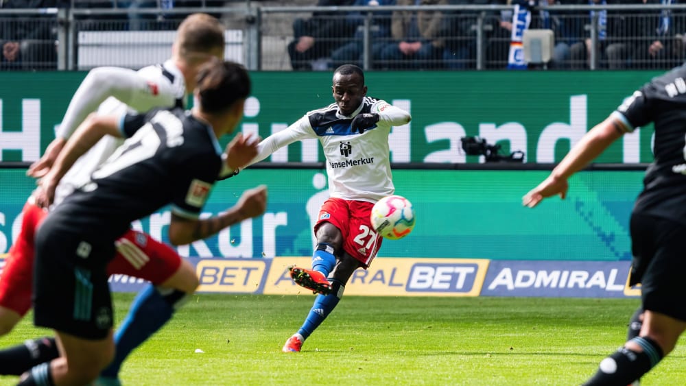 Geniestreich: Jean-Luc Dompé erzielt das 1:0 für den HSV.