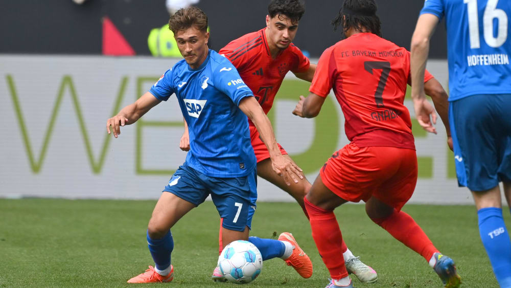 Tom Bischof (li.) im Zweikampf mit Serge Gnabry (#7).