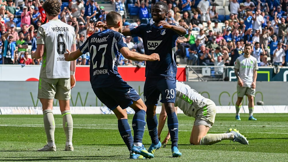 Gute Laune: Bazoumana Touré feiert seinen Treffer mit Vorbereiter Andrej Kramaric.