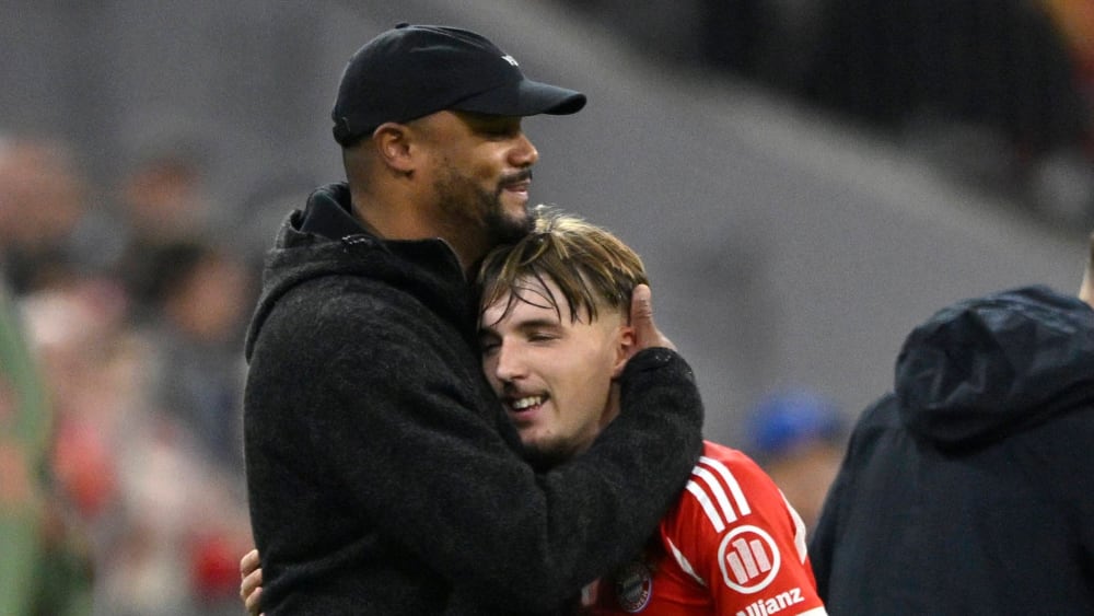  Bayern-Coach Vincent Kompany und Torschütze Lennart Karl (re.).