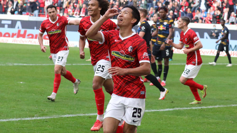 Woo-Yeong Jeong jubelt nach seinem Ausgleichstor gegen Leipzig.