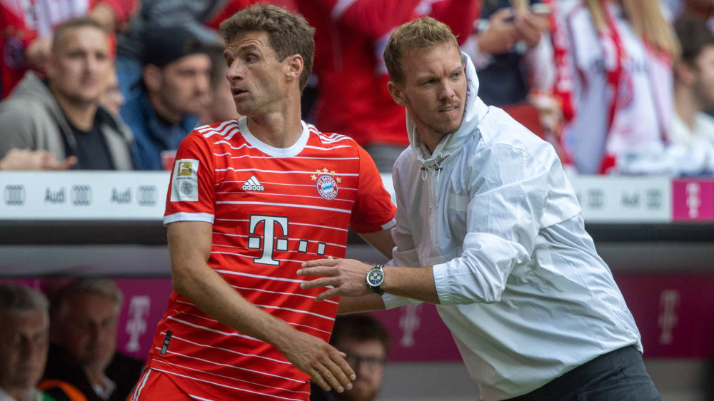 Zeit für eine Pause: Bayern-Cheftrainer Julian Nagelsmann (re.) will Thomas Müller eine Auszeit gönnen.