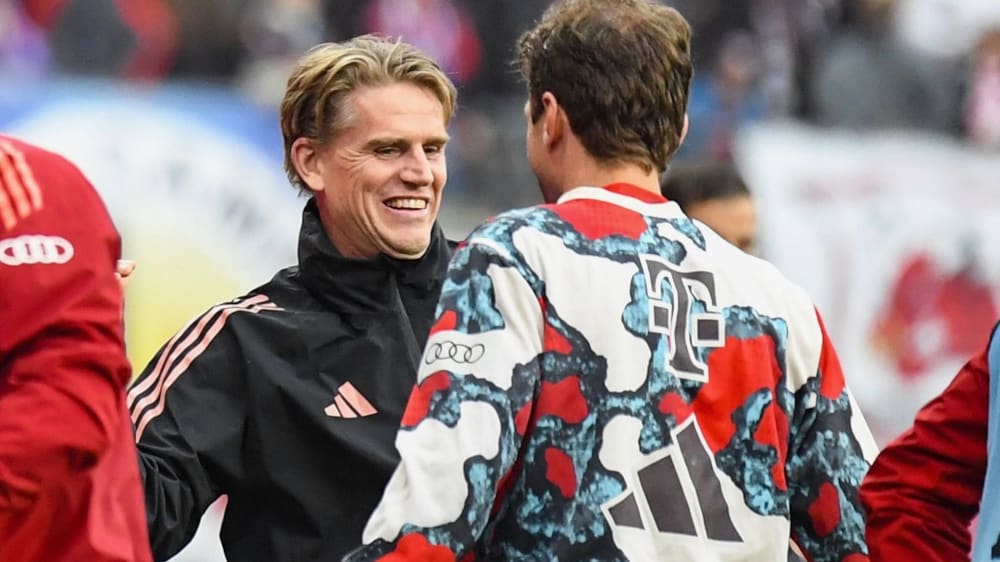 FCB-Sportdirektor Christoph Freund und Thomas Müller.