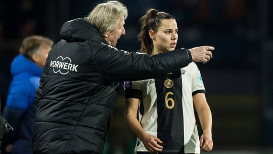 Eine der Kandidatinnen: Horst Hrubesch mit Lena Oberdorf.