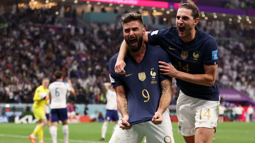 Machte das entscheidende Tor für Frankreich: Olivier Giroud (#9) beim Jubel mit Adrien Rabiot.