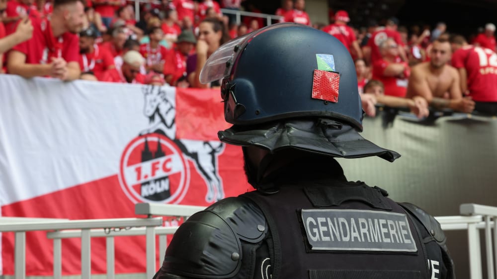 Die Kölner Polizei wandte sich am Montag an die Fanlager des FC und von OGC Nizza.