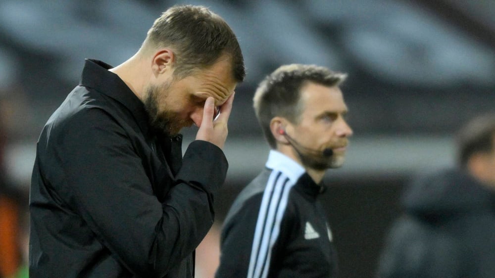 Mainz-Coach Bo Svensson (li.) verstand nach dem Elfmeterpfiff in Augsburg die Welt nicht mehr.