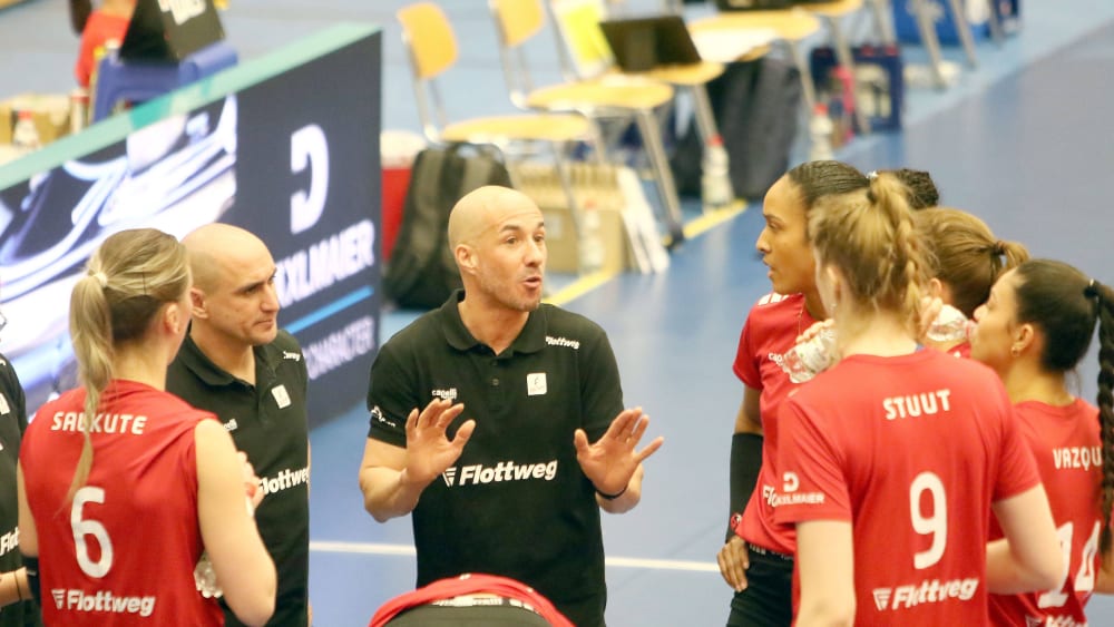 Aus im Volleyball-Oberhaus: Trainer Alberto Chaparro (Vilsbiburg) mit seinen Spielerinnen.