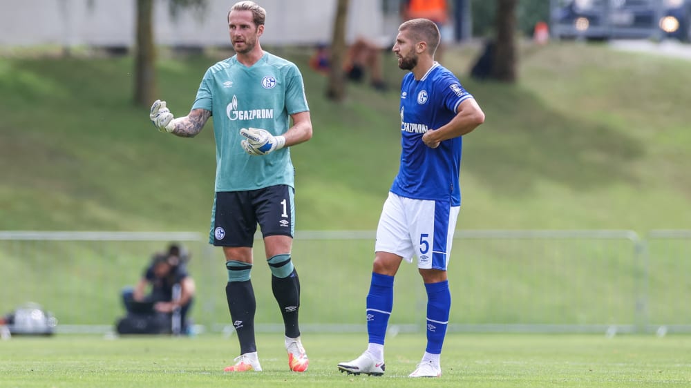 Hielt mehrfach &#252;berragend: Ralf F&#228;hrmann, hier mit dem sp&#228;ter verletzten Matija Nastasic.