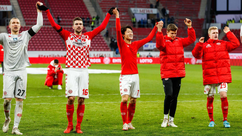 Die Spieler von Mainz 05 feierten nach dem nächsten erfolgreichen Heimspiel mit den Fans.
