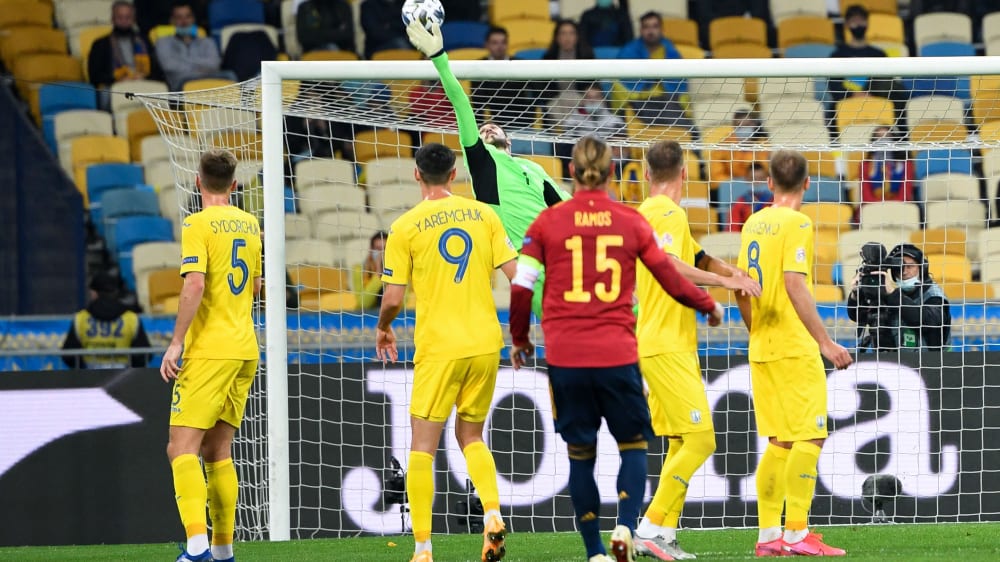 Er stand immer wieder einem spanischen Treffer im Weg: Ukraine-Keeper Bushchan.