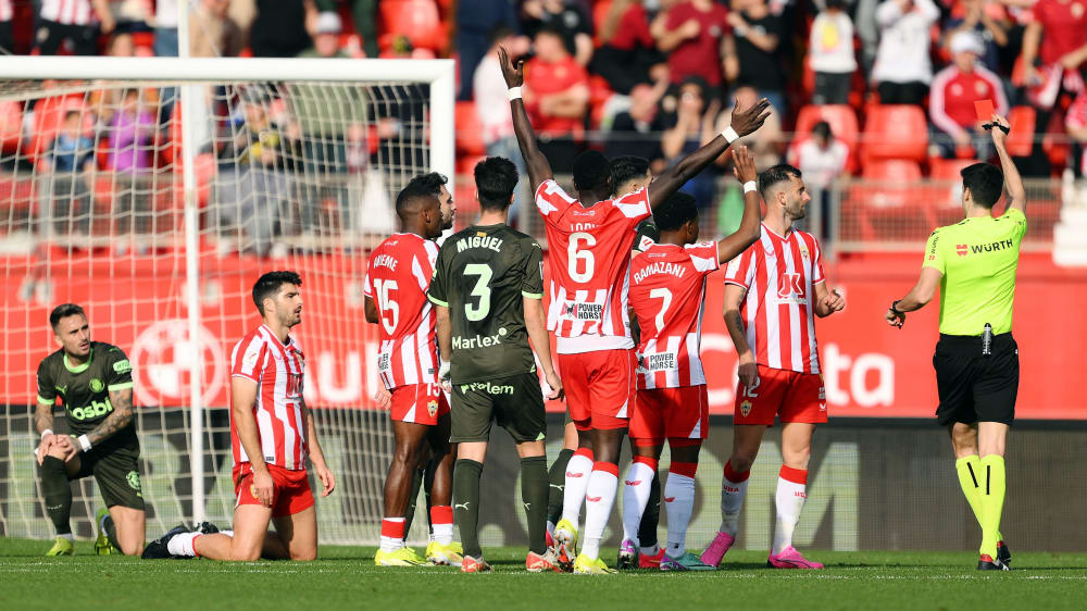 Aleix Garica (links) sah beim 0:0 gegen Almeria in der Schlussphase die Rote Karte.