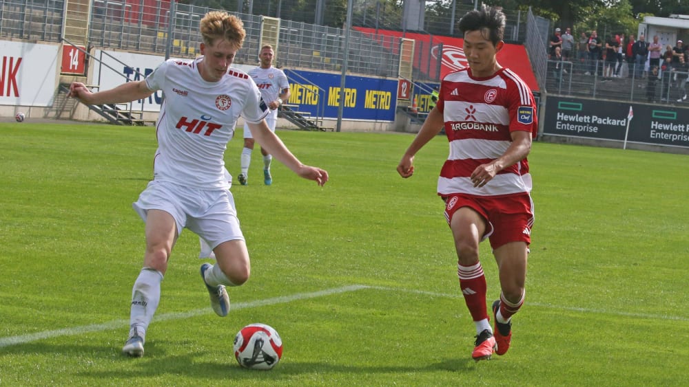 Schwer zu verteidigen: Justin Steinkötter (links; Szene aus dem Hinspiel) machte für Fortuna Köln gegen Düsseldorf II den Deckel drauf.