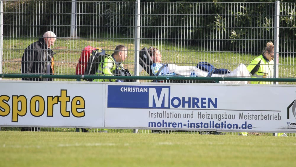 Erstes kleines Aufatmen: Schalke-Talent Felix Allgaier war schon am Samstag nach einigen Minuten wieder ansprechbar.