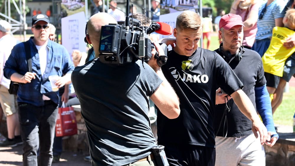 Auch der mediale Zuspruch war enorm: Felix Kroos am Rande der Partie FSV Fortuna Pankow - SC Schwarz-Weiß Spandau.