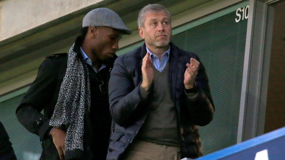 Roman Abramovich (re.) mit Klublegende Didier Drogba.