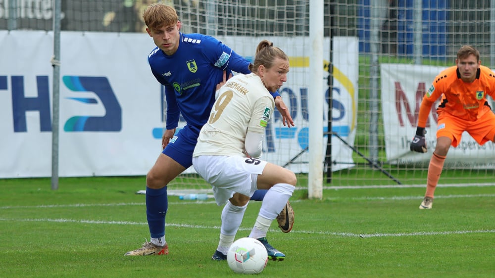 Im Strafraum zu umständlich. Der 1. FC Düren (blau) und der Wuppertaler SV trennten sich torlos.