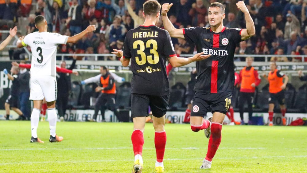 Der SV Wehen Wiesbaden bejubelt Iredales Treffer zum 3:1-Endstand.