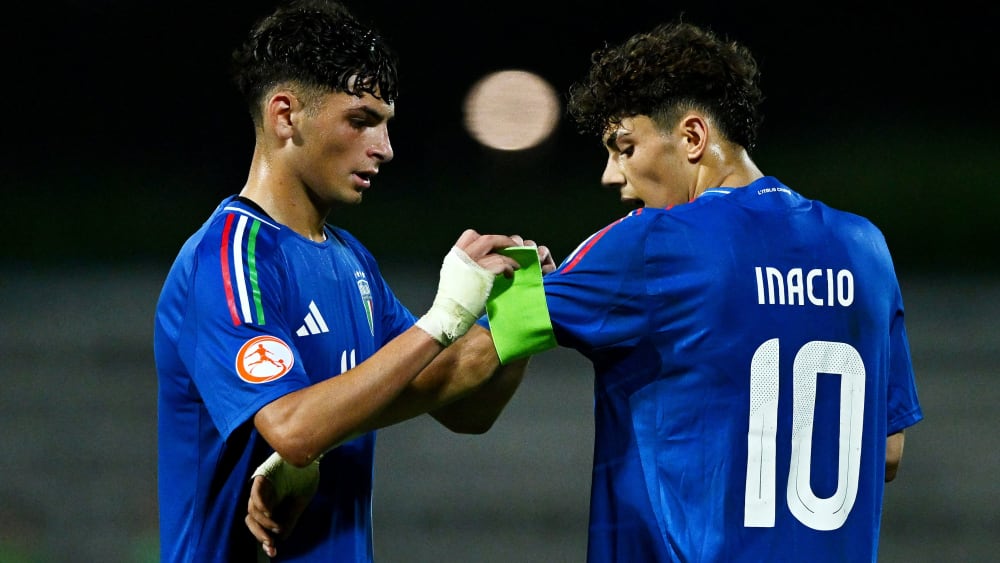 Dortmunds Samuele Inacio bekam sogar die Spielführerbinde der italienischen U-17-Auswahl gegen Tschechien.