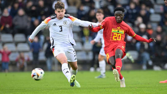 Lukas Ullrich (li.) startete als Linksverteidiger.
