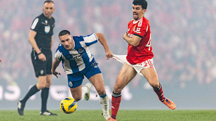 Textiltest: Portos Deniz Gul (li.) im Duell mit Benficas Tomas Araujo