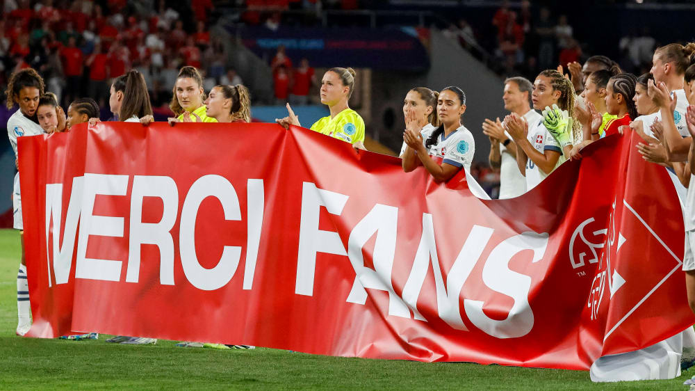 Die Schweiz bedankt sich nach dem Ausscheiden gegen Spanien bei ihren Fans.