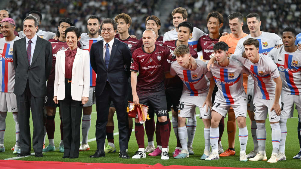 Abschiedsspiel: Andres Iniesta (Mi.) im Japan National Stadium in Tokio.
