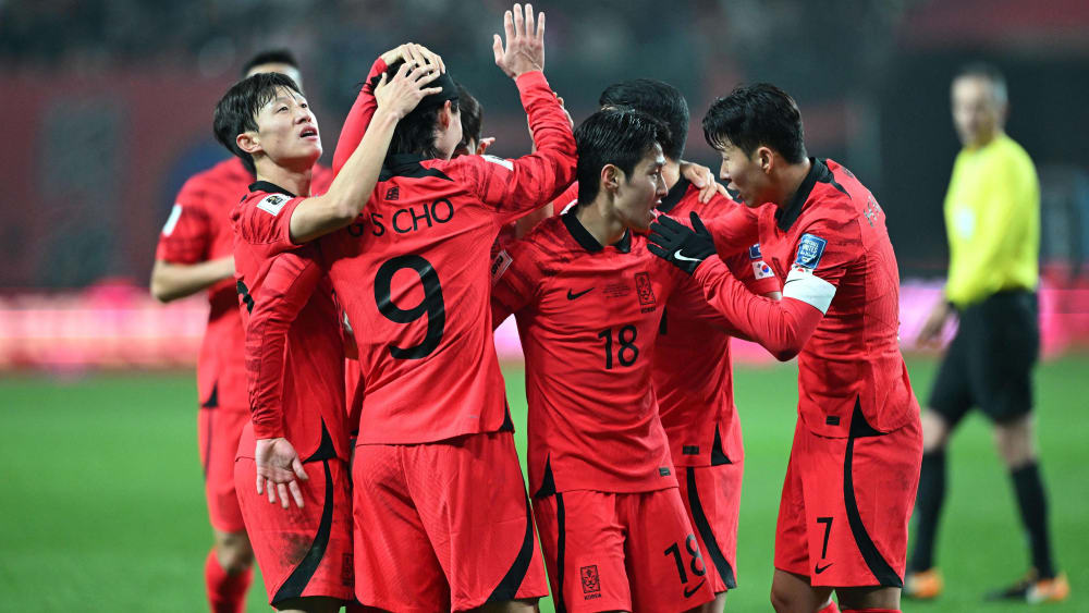 Jubel in Seoul: Heung-Min Son (re.) und seine Teamkollegen sind erfolgreich in die WM-Quali gestartet.